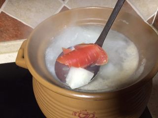 春季养肝护胃三宝鲜汤,红萝卜切斜刀和白萝卜一起放入砂锅里炖
