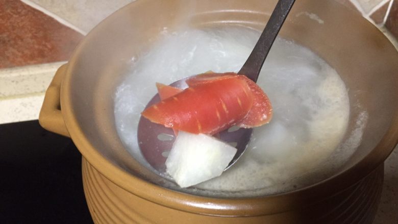 春季养肝护胃三宝鲜汤,红萝卜切斜刀和白萝卜一起放入砂锅里炖