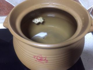 春季养肝护胃三宝鲜汤,砂锅加入六分满的纯净水