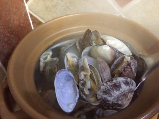 春季养肝护胃三宝鲜汤,清洗好的文蛤倒入砂锅里在炖片刻即可关火