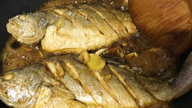 年夜饭系列6️⃣《烧大黄鱼》,用铲子把酱汁淋在鱼身上，炖煮大概10分钟，收汁。