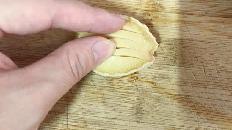 狗年旺旺，年夜饭系列8️⃣《蚝豆8头鲍》,用刀如图直切几刀，0.5cm左右的刀痕。