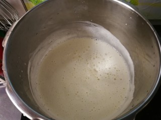 自制美味豆腐脑,过滤好的豆浆倒入锅中用中小火煮开，撇掉浮沫，煮开后再煮5分钟左右。