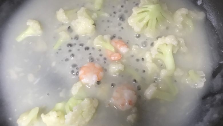 花菜虾浓汤,加入顺序（面粉加入 ➡️虾🦐加入➡️花菜加入➡️搅拌均匀（小火）