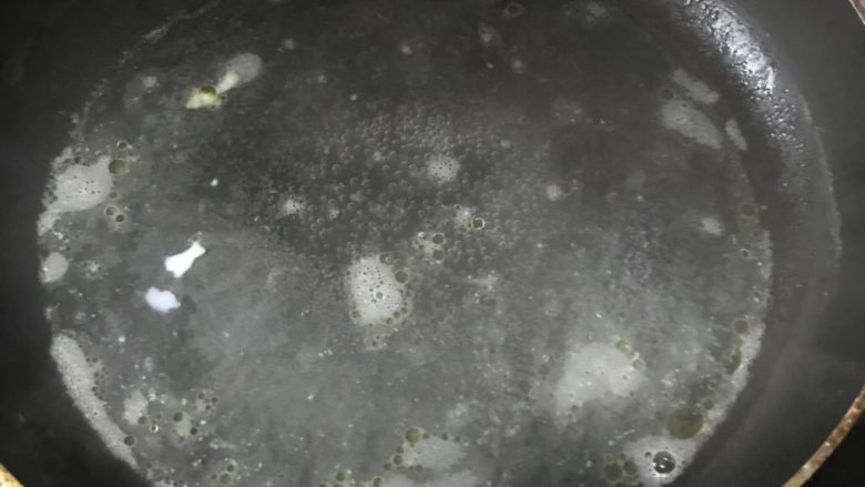 花菜虾浓汤,黄油煎鸡蛋后的锅直接加入一碗清水