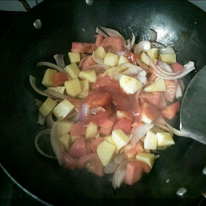 开胃餐前罗宋汤,放入土豆，西红柿，蕃茄沙司抄均匀。