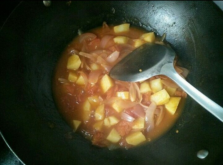 开胃餐前罗宋汤,放入适量的水煮到酱汁浓稠，土豆变软。