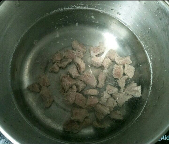 开胃餐前罗宋汤,另一个锅内放入适量的水，放入牛肉煮40分钟。
