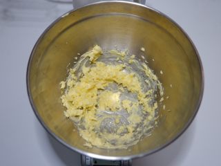 咸香芝士曲奇饼干,先用打蛋器将黄油打散。