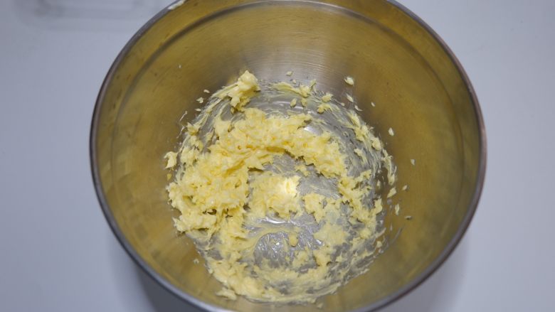 咸香芝士曲奇饼干,先用打蛋器将黄油打散。