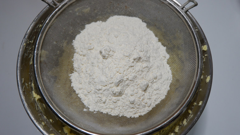 咸香芝士曲奇饼干,筛入低筋面粉。