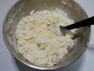咸香芝士曲奇饼干,先用刮刀压拌至几乎混合的状态。