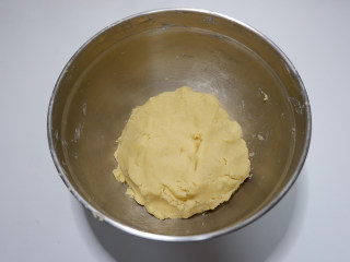 咸香芝士曲奇饼干,在用手揉成团。此时的面团应该是成团但不黏手的 也不会附着在盆子内壁。