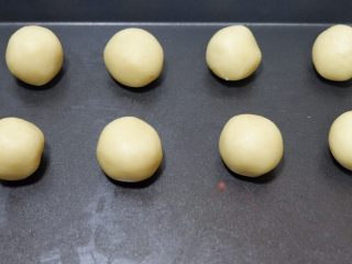 咸香芝士曲奇饼干,取20g每个，搓成圆球。