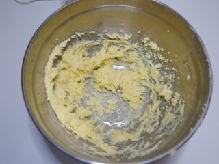 咸香芝士曲奇饼干,在用打蛋器打发均匀。