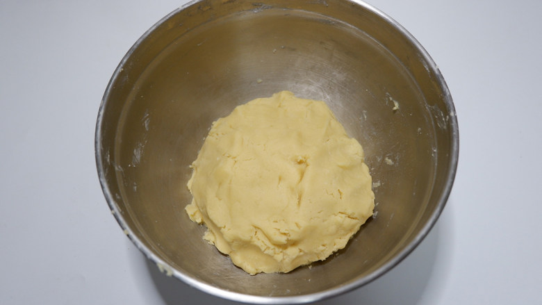 南瓜饼干曲奇,在用手揉成团。此时的面团应该是成团但不黏手的 也不会附着在盆子内壁。