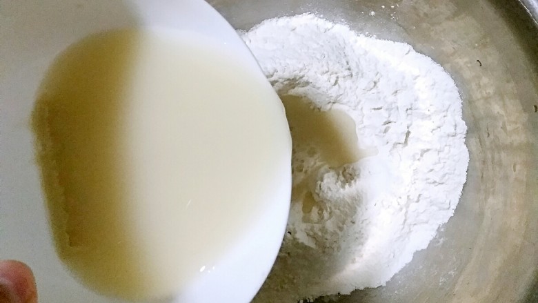 龙猫豆沙包,酵母粉用温水冲开，适量加入面粉中，和成白发面。