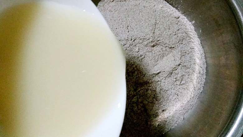 龙猫豆沙包,黑米粉和白面粉，按1:2的比例（黑米粉里一定要加白面粉的哦，只用黑米粉和的面散，和不成面团），用冲好的酵母水和成发面。