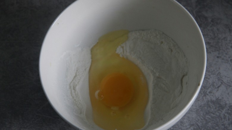 培根饼,把鸡蛋打入面粉中