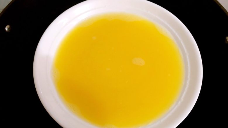 葱花干贝炖蛋,把蛋液过滤到另一个碗里，放入蒸锅，水开以后，中火蒸12分钟