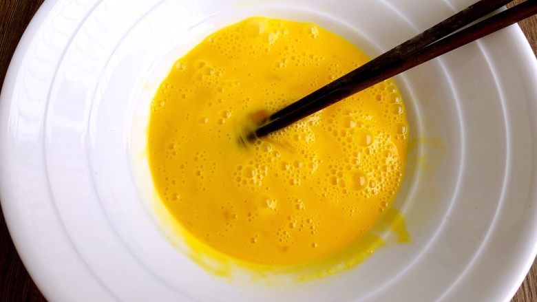 葱花干贝炖蛋,打成蛋液，打彻底一点，把蛋黄和蛋白要完全融合