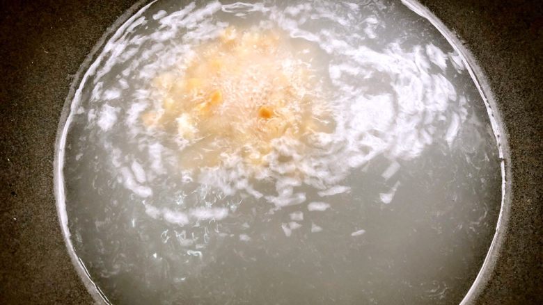 葱花干贝炖蛋,一大碗水煮到剩三分之二左右就可以了，这时候的水是呈白色的