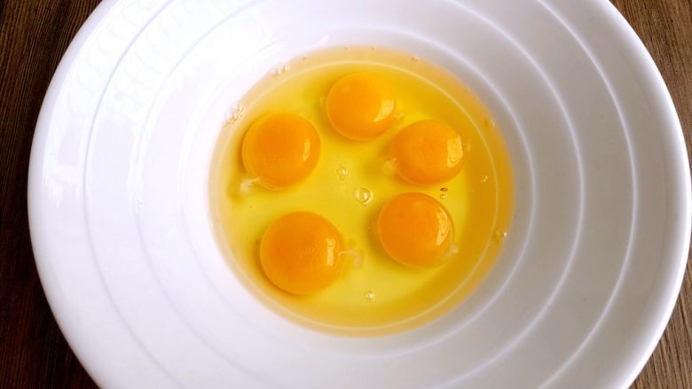 葱花干贝炖蛋,把鸡蛋磕到碗里
