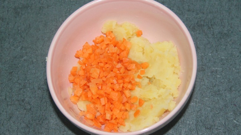 土豆泥沙拉团,再加入胡萝卜丁