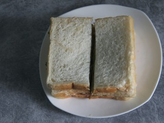 金枪鱼三明治,然后切开两半，对切，对角切都可以，随意