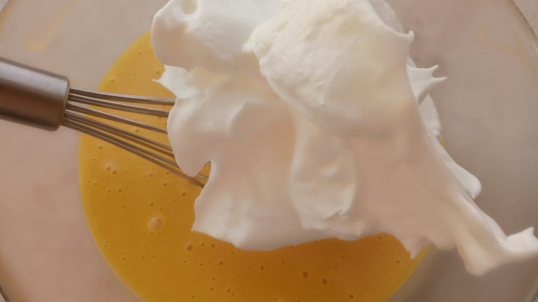 招财猫蛋糕,取三分之一蛋白糊放入蛋黄糊里翻拌均匀。