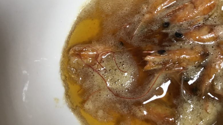 西芹虾仁🍤,看 虾头油炸好了 香香的 装碗 （留一点在锅中）可以下次煮面