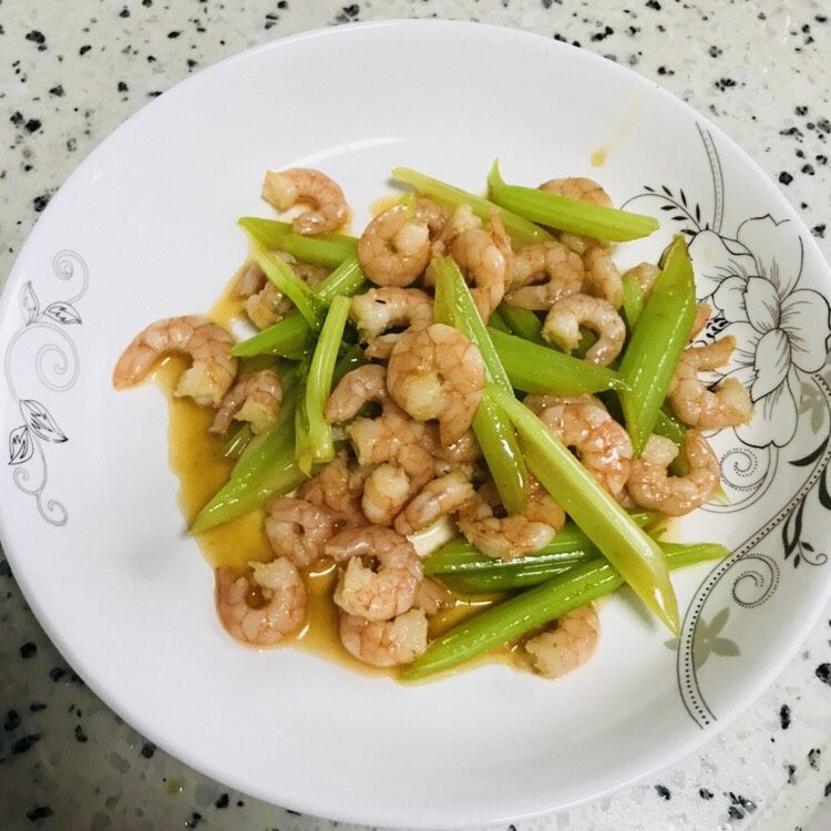 西芹虾仁🍤,装盘食用（豪放派虾仁🍤）