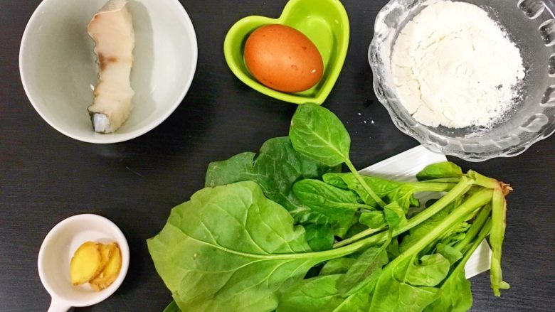 宝宝辅食10M➕：菠菜鳕鱼鸡蛋饼,准备好所有材料