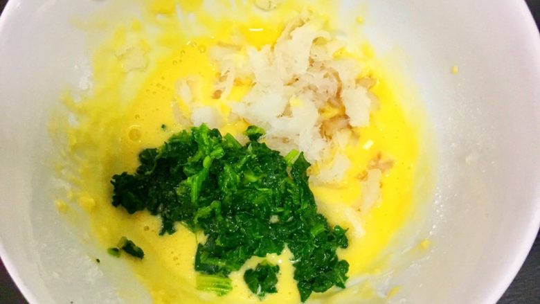 宝宝辅食10M➕：菠菜鳕鱼鸡蛋饼,倒入菠菜末和鳕鱼泥