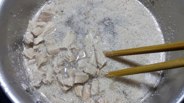 米饭杀手~香辣牛肉酱,煮沸，撇去浮沫。