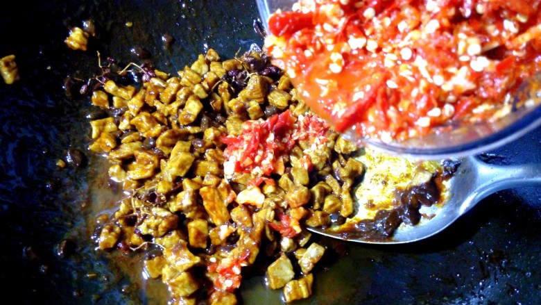 米饭杀手~香辣牛肉酱,加入打好的红椒碎。