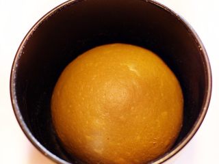可可麻薯软欧,面团滚圆放入盆中上盖保鲜膜