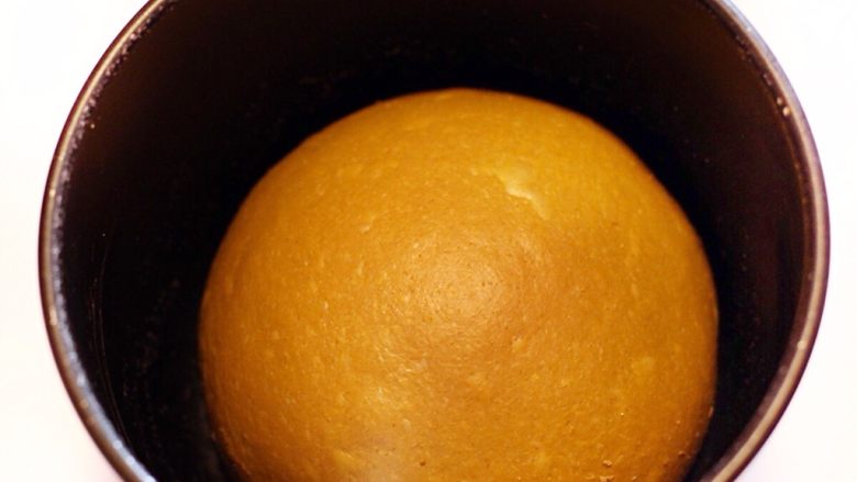 可可麻薯软欧,面团滚圆放入盆中上盖保鲜膜