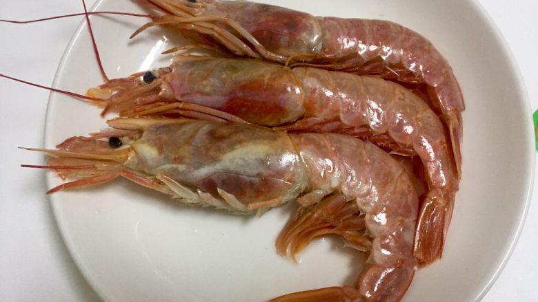 香煎阿根廷红虾,虾背剪开，虾肠去除掉，并清洗干净，然后用厨房纸吸干水分