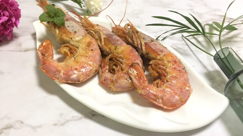 香煎阿根廷红虾,装盘盛出，红虾肉质紧实肥嫩，十分鲜美，一直都是小子的最爱...