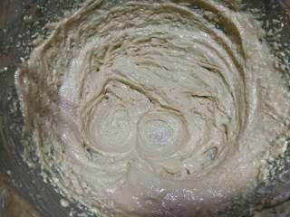 罗汉果糖玛格丽特,用打蛋器打发至油颜色变浅，呈蓬松状。