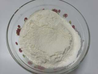 罗汉果糖玛格丽特,低筋面粉和玉米淀粉混合过筛。