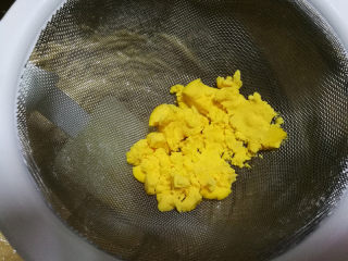 罗汉果糖玛格丽特,将蛋黄放在筛网里。