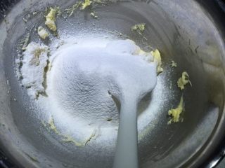 炼乳小饼干（适合新手）,筛入低筋面粉