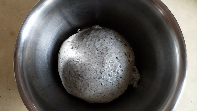 黑芝麻软欧包,揉好面把面团滚圆，放在温暖处进行第一次发酵。
