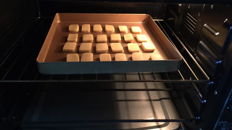 炼乳小饼干（适合新手）,烤箱上下火175度预热至烤管由红转黑后放入烤盘（放中层）进行烘烤