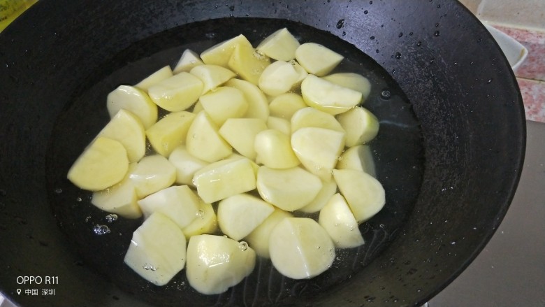 干锅酱香土豆,土豆冷水下锅煮