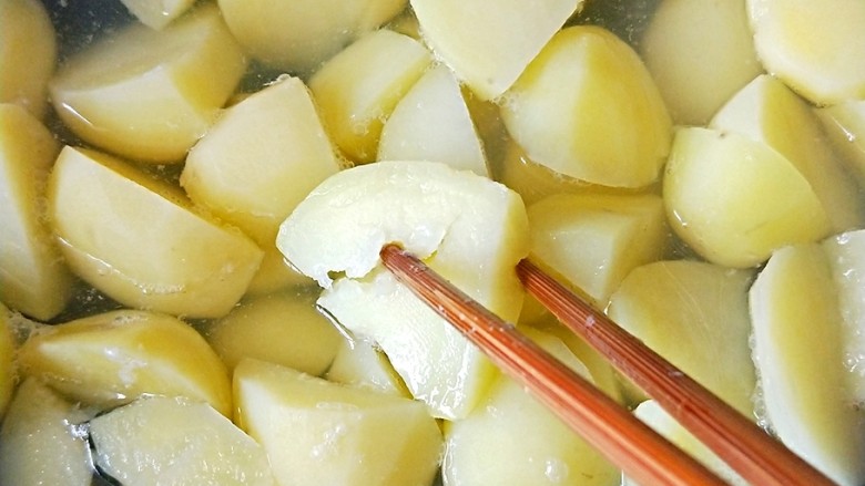 干锅酱香土豆,土豆煮到筷子可以插入就可以了