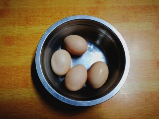 健康电饭锅蛋糕,准备四个鸡蛋