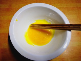 健康电饭锅蛋糕,准备两个无油无水干净的大碗，蛋清蛋黄分开放入两个大碗，蛋黄搅散